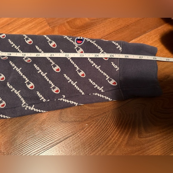 Champion Hoodie. Size L - Picture 5 of 6